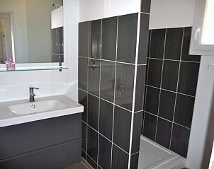 Moderne badkamer in vakantiehuis BELLE HELENE, Saint Sauveur de Cruzieres, Rhone-Alphes, Frankrijk.