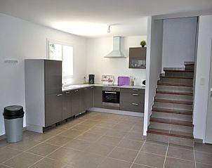 Moderne keuken in vakantiehuis BELLE HELENE, Saint Sauveur de Cruzieres, Rhone-Alphes, Frankrijk met ruime opzet en moderne voorzieningen.