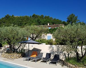 Ontspan bij het zwembad van Lodrem d'Angy, een vakantiehuis in de Drme Provenale, omringd door groene natuur en rust.