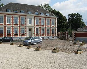 Chateau de Moulin le Comte in Aire-sur-la-Lys biedt charmante B&B-accommodatie in een historisch pand met een sfeervolle binnenplaats.