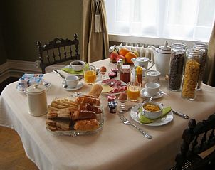 Geniet van een luxe ontbijt bij Chateau de Moulin le Comte, een charmante bed and breakfast in Aire-sur-la-Lys, Nord / Pas de Calais, Frankrijk.