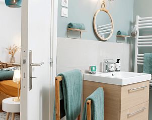 Stilvolles Badezimmer im Ferienhaus in Berse, Frankreich, mit modernem Waschbecken und weichen Handtchern, ideal zum Entspannen.