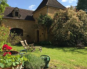 Geniet van de serene tuin bij Huisje in Veyrignac, een charmant vakantiehuis in Aquitaine, Frankrijk.