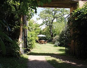 Ontdek de serene tuin van Huisje in Veyrignac, een vakantiehuis in het groene Veyrignac, Aquitaine, Frankrijk.