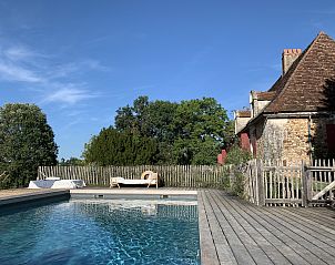 Geniet van het zwembad bij La Bournche, een charmant vakantiehuis in Rouffignac-Saint-Cernin-de-Reilhac, Aquitaine, Frankrijk.
