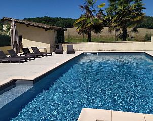 Ontspan bij het zwembad van Vakantiehuis in Monflanquin, gelegen in het schilderachtige Aquitaine, Frankrijk.