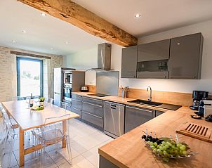 Moderne keuken in vakantiehuis Les Ecures 1, Champagne-et-Fontaine, Aquitaine met houten details en ruime eethoek.