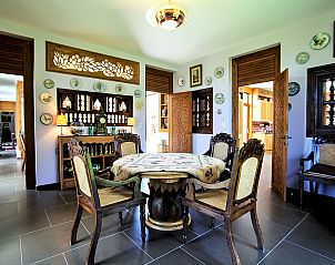 Gezellige eetkamer in vakantiehuis Vasco de Gama, Sarlat-la-Canda, Aquitaine, Frankrijk.