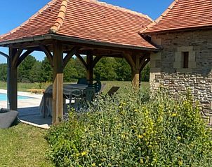 Ontspan op het terras van Vakantiehuis in St. Sulpice d'Excideuil, gelegen in het prachtige Aquitaine, Frankrijk.