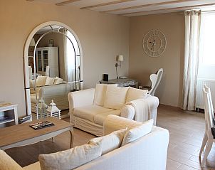 Gezellige slaapkamer in vakantiehuis Luna, Rouffignac-St Cernin D'Reilhac, Aquitaine, met houten balken en uitzicht op de natuur.