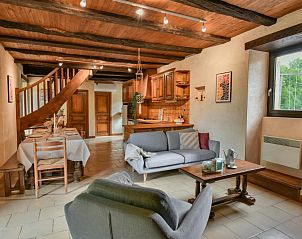 Gemtliches Esszimmer im Ferienhaus Bidot Bas in Saint-Avit-Snieur, Aquitanien, mit rustikalem Kamin und Holzbalkendecke.