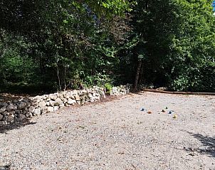 Geniet van een ontspannen ptanque-spel bij het vakantiehuis in Saint Pierre de Buzet, omgeven door de natuur van Aquitaine, Frankrijk.