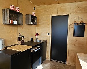 Knusse keuken in Huisje in Porte de Benauge, vakantiehuis in Porte-de-Benauge, Aquitaine, Frankrijk met moderne voorzieningen.