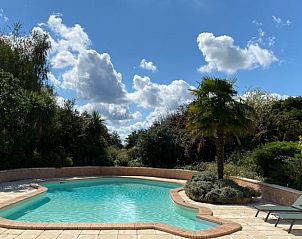 Geniet van het zwembad bij Vakantiehuis in Lamonzie-Saint-Martin, een oase in Aquitaine, Frankrijk, omringd door natuur.
