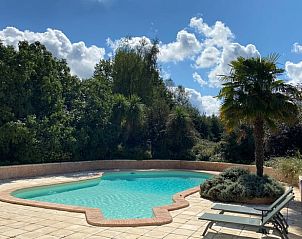 Geniet van het zwembad bij Vakantiehuis in Lamonzie-Saint-Martin, gelegen in de prachtige natuur van Aquitaine, Frankrijk.