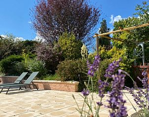 Geniet van de serene tuin van Vakantiehuis in Lamonzie-Saint-Martin, een idyllisch verblijf in Aquitaine, Frankrijk.