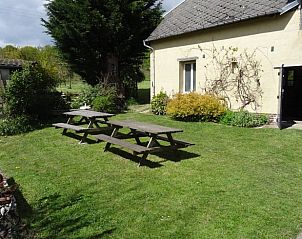 Genieen Sie den grnen Garten des Ferienhauses in Leuze, Picardie, Frankreich, ideal zum Entspannen in der Natur.