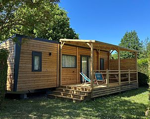 Das Prestige Cottage in Gamaches in der Picardie ist ein charmantes Ferienhaus mit einer groen Veranda, umgeben von grner Natur.