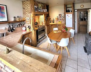 Gezellige keuken in Les Hirondelles vakantiehuis, Parfondeval, Picardie, Frankrijk, met rustieke houten details en moderne voorzieningen.
