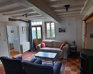 Gemtliches Wohnzimmer im Ferienhaus in Saint Maulvis, Picardie, Frankreich mit bequemen Sofas und lndlichem Charme.