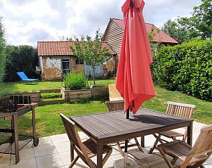 Genieen Sie den Garten und die Terrasse des Ferienhauses in Frettecuisse, Picardie, Frankreich, ideal fr entspannte Mahlzeiten im Freien.