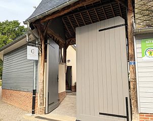 Charmantes Landhaus in Bouillancourt-en-Sry, Picardie, Frankreich, mit Holzeingang und authentischen Details.