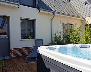 Genieen Sie die Entspannung im Holiday Home in Bouillancourt-en-Sry, Picardie, mit einer einladenden Terrasse und einem Whirlpool.