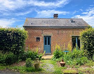 Ferienhaus in Besmont, ein charmantes Ferienhaus in der Picardie, Frankreich, umgeben von einem ppigen Garten und rustikaler Natur.