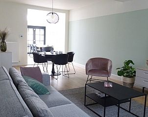Stijlvolle woonkamer van Mzik vakantiewoning in Maasmechelen, perfect voor ontspanning en gezelligheid.