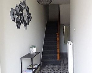 Stijlvolle entree van Mzik vakantiewoning in Maasmechelen, met een moderne en uitnodigende uitstraling.