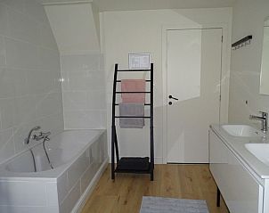 Tweede badkamer in Mzik vakantiehuis Maasmechelen, met ligbad en moderne faciliteiten.