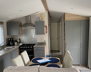 Volledig uitgeruste keuken in Vakantieverblijf Shecoco, Maasmechelen, Limburg, Belgi met eethoek.