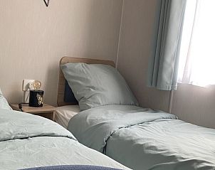 Sfeervolle slaapkamer met twee bedden in Vakantieverblijf Shecoco, Maasmechelen, Limburg, Belgi.