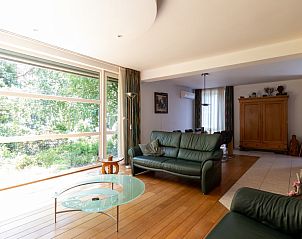 Ruime woonkamer in Vakantiehuis Salamander, Maasmechelen, Belgi, met grote ramen en veel natuurlijk licht.