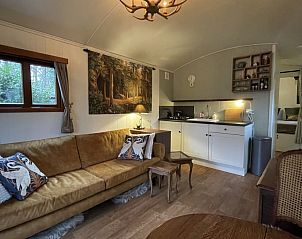 Stijlvolle zithoek in de romantische pipowagen in het bos nabij Maastricht, Lanaken, Limburg, Belgi.