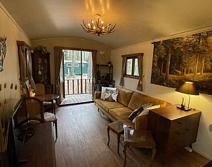 Uitzicht op het terras vanuit de romantische pipowagen in Lanaken, Limburg, Belgi, omgeven door natuur.