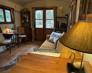 Intieme eethoek in de romantische pipowagen nabij Maastricht, Lanaken, Limburg, Belgi, met uitzicht op het bos.