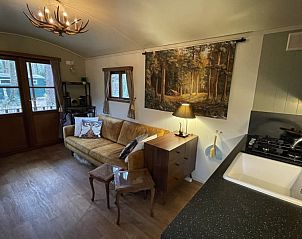 Gezellige woonkamer met uitzicht op de natuur in de romantische pipowagen nabij Maastricht, Lanaken, Belgi.