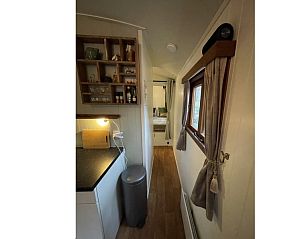 Sfeervolle gang naar de slaapkamer in de romantische pipowagen in het bos nabij Maastricht, Lanaken, Belgi.