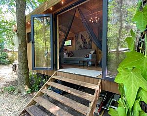 Veranda van Pipowagen de Pauw nabij Maastricht in Lanaken, Limburg, Belgi, met uitnodigende toegang tot de binnenruimte.