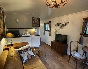 Knusse woonkamer van Pipowagen de Zwaan in Hoge Kempen, Lanaken, met vintage inrichting en kitchenette voor een ontspannen verblijf.