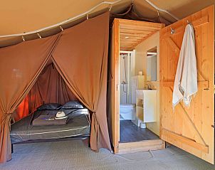 Das Zelt Sweet von Toile&Bois in Sainte-Marie-de-R, Frankreich, bietet ein komfortables Glamping-Erlebnis mit einem gemtlichen Schlafzimmer und einem eigenen Bad.