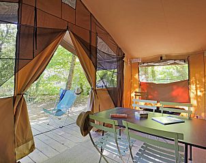 Genieen Sie den natrlichen Charme des Sweet-Zeltes von Toile&Bois, einer Glamping-Lodge in Sainte-Marie-de-R, Poitou-Charentes, Frankreich.