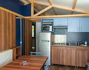 Moderne Kche im Chalet Evasion, Ferienhaus in Sainte-Marie-de-R, Poitou-Charentes, Frankreich.