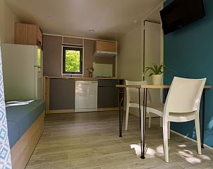 Binnenruimte van Curist pakket Cottage 1 bed in Vittel, Lotharingen, Frankrijk, met moderne keuken en gezellige zithoek.