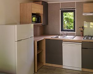 Moderne keuken in Curist pakket Cottage 1 bed, Vittel, Lotharingen, Frankrijk, perfect voor een ontspannen vakantiehuiservaring.