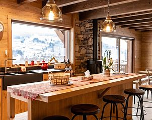 Gezellige keuken in Vakantiehuisje in XONRUPT LONGEMER, Lotharingen, met houten interieur en uitzicht op de besneeuwde bergen.