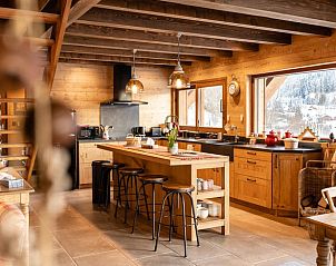 Gezellige keuken in Vakantiehuisje in Xonrupt Longemer, Lotharingen, Frankrijk, met prachtig uitzicht op besneeuwde heuvels.