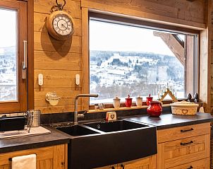 Moderne keuken in Vakantiehuisje in Xonrupt Longemer, Lotharingen. Geniet van comfort en natuur in deze Franse vakantiewoning.