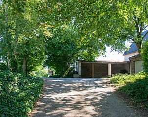 Eingang zum Ferienhaus in Herderen, umgeben von grner Natur in Limburg, Belgien, bietet Ruhe und Privatsphre fr einen entspannten Aufenthalt.